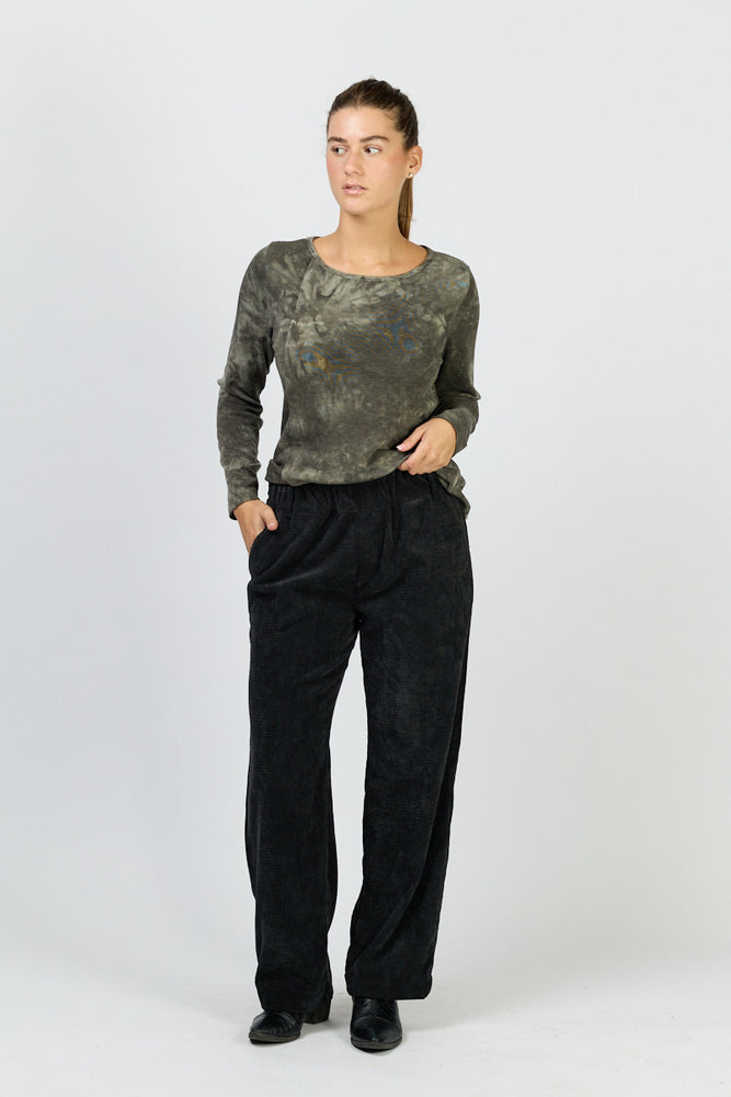 
                      
                        מכנסי טיילת גלים
                      
                    