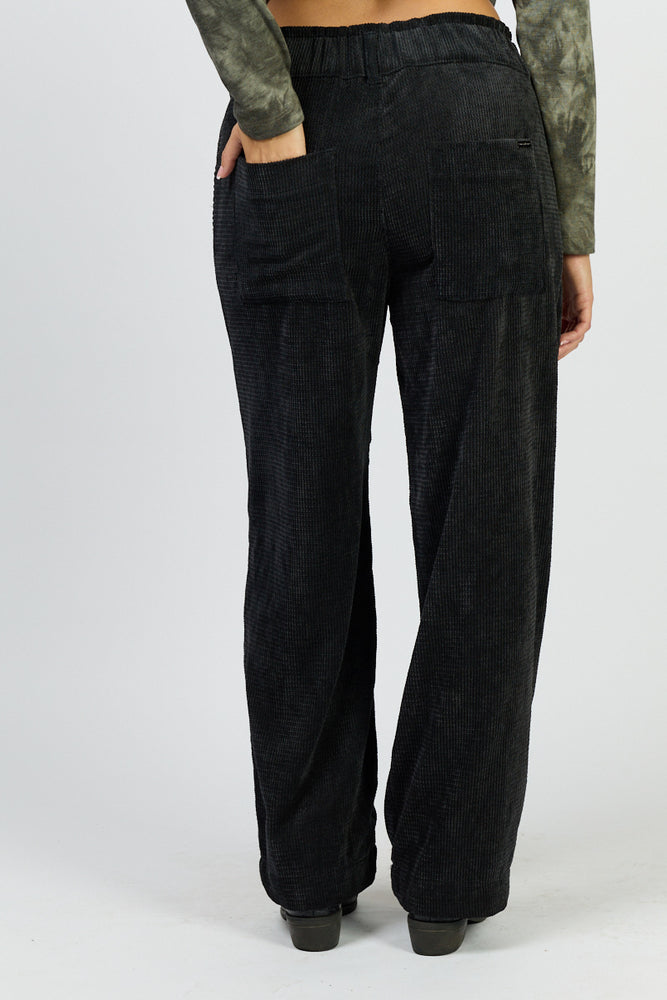 
                      
                        מכנסי טיילת גלים
                      
                    