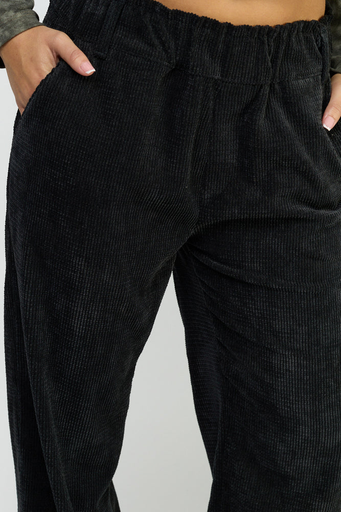 
                      
                        מכנסי טיילת גלים
                      
                    